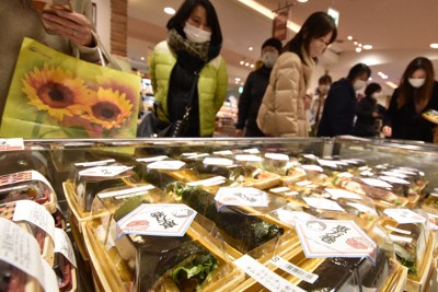 店頭に並べられた恵方巻き＝大分市内で2022年2月3日午後0時34分、今野悠貴撮影