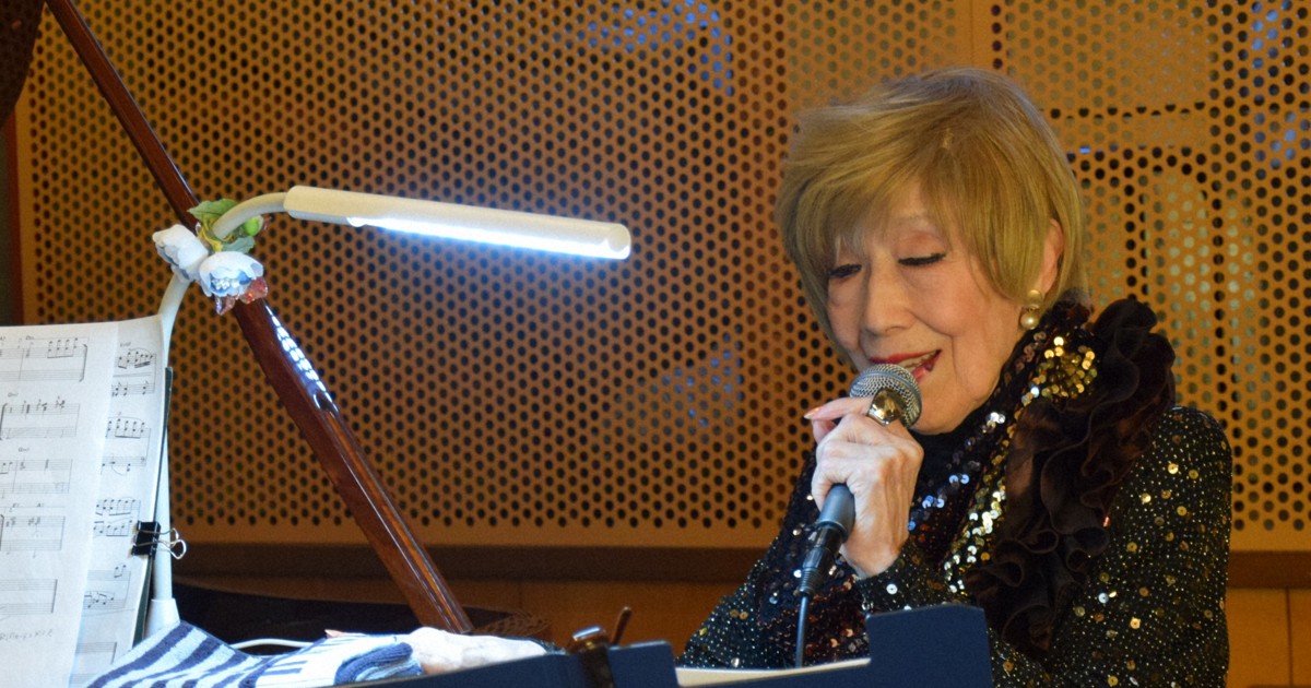 94歳シャンソン歌手がコンサート 情感あふれる歌声に聴衆は涙 | 毎日新聞