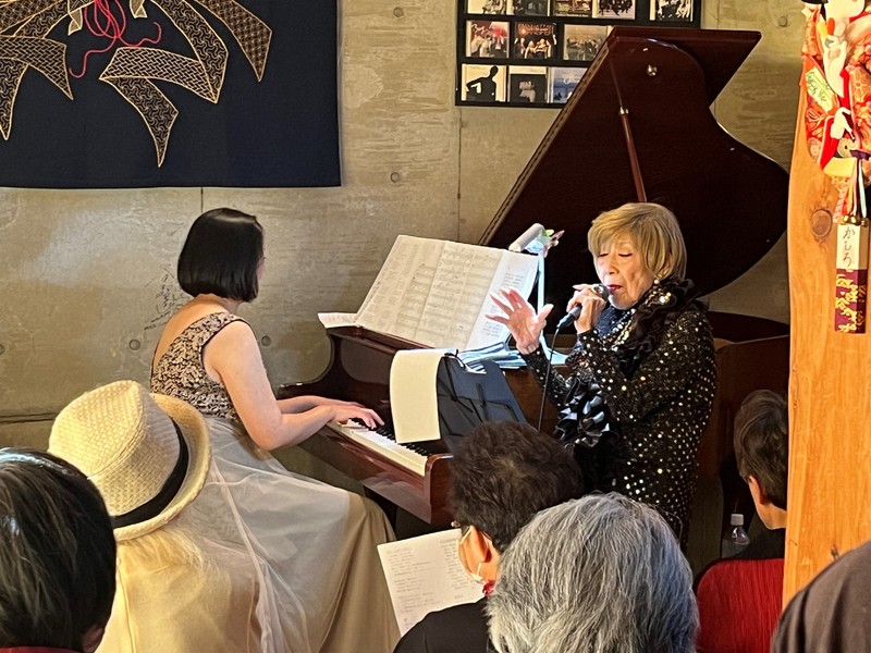 94歳シャンソン歌手がコンサート 情感あふれる歌声に聴衆は涙 | 毎日新聞