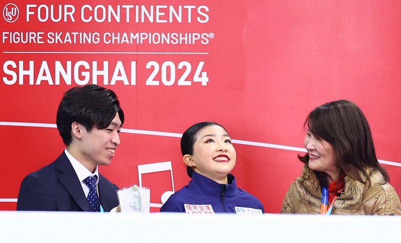 キス・アンド・クライで笑顔を見せる千葉百音(中央)=中国・上海で2024年2月1日、猪飼健史撮影