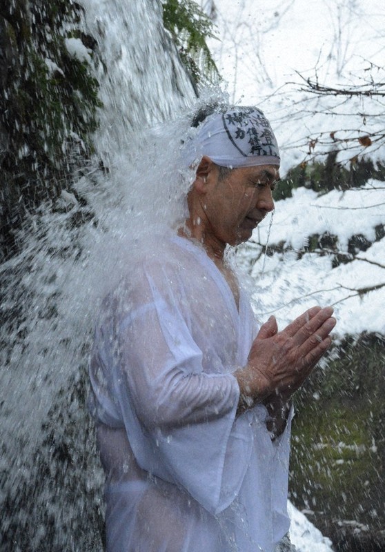 新潟県南魚沼市　水無川産　八海山石　うぶ石　滝流れインパクトあります 新潟県南魚沼市 水無川産 八海石 うぶ石 滝流れが