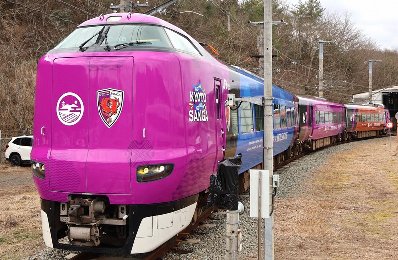 紫光の特急、京都を彩る ラッピング列車「サンガトレイン」運行 | 毎日新聞