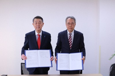 協定書を手に山本・実践女子学園理事長（右）と篠田・新潟青陵学園理事長