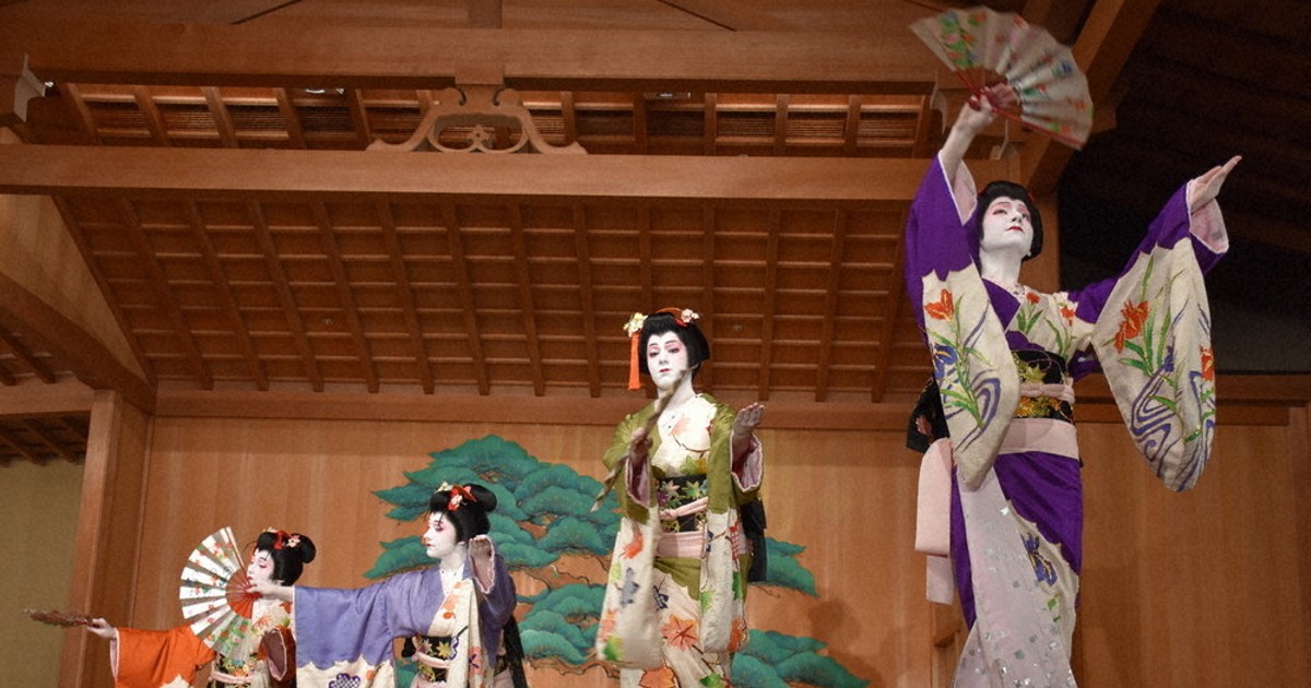 ウクライナ人留学生、日本舞踊あでやかに 「感謝込めて踊った」 | 毎日新聞