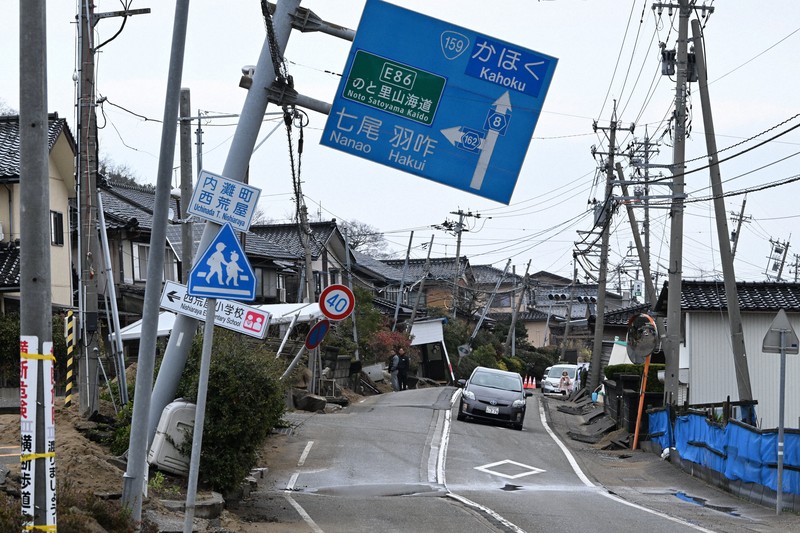 液状化で土地が隆起し、大きく傾いた道路や住宅＝石川県内灘町で2024年1月19日午前9時47分、大西岳彦撮影