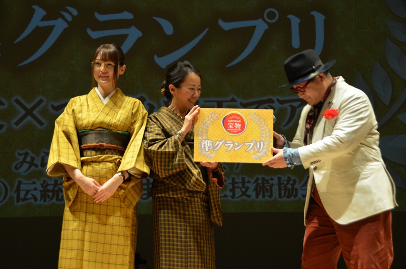 八丈島の黄八丈×豊島区のつまみ細工 伝統工芸コラボで新アート | 毎日新聞