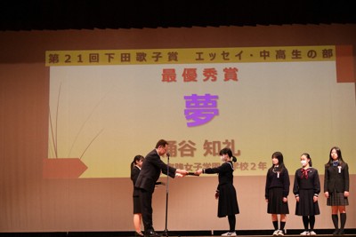 最優秀賞を授与される桶谷さん（中央）