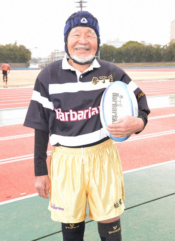 数え年90歳のラガーマン、誇らしげな金色パンツ 試合は月に2回 | 毎日新聞