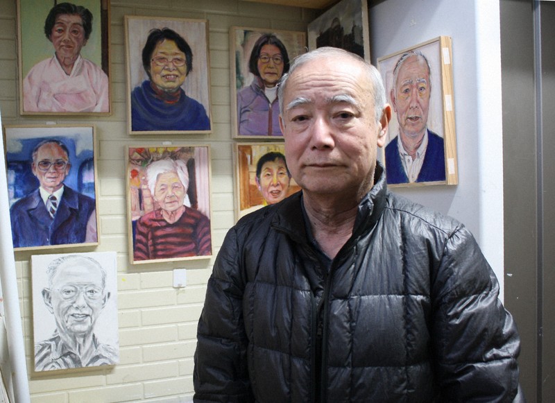 語らなかった両親と「里帰り」 被爆者の肖像画描く2世画家 | 毎日新聞