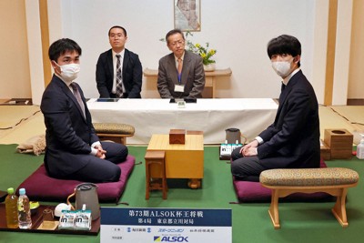 藤井王将と菅井八段、対局室を検分し前夜祭に 王将戦第4局 | 毎日新聞