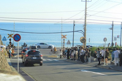スラムダンクで人気となった江ノ島電鉄鎌倉高校前駅近くの踏切。警備員が立って声を張り上げていた＝鎌倉市腰越1の鎌倉高校前駅近くの踏切で2023年10月17日午後3時56分、道下寛子撮影