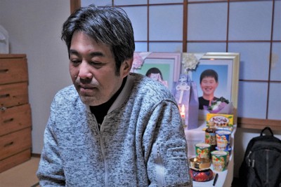 能登半島地震で亡くなった妻子の祭壇の前で2人の思い出を語る角田貴仁さん＝金沢市で2024年1月25日午後5時9分、岩本一希撮影