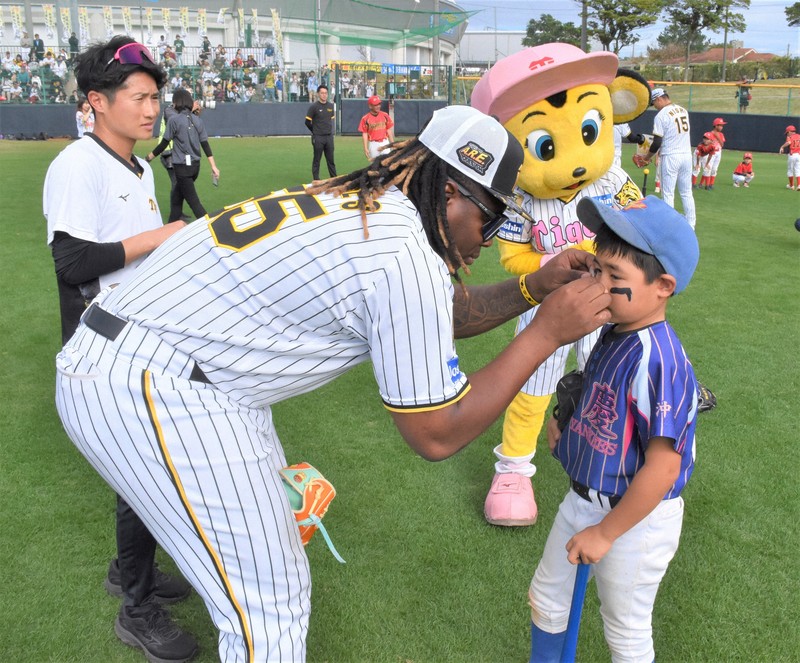 阪神の人気者・ミエセス 高い「コミュ力」と助っ人らしからぬ素顔