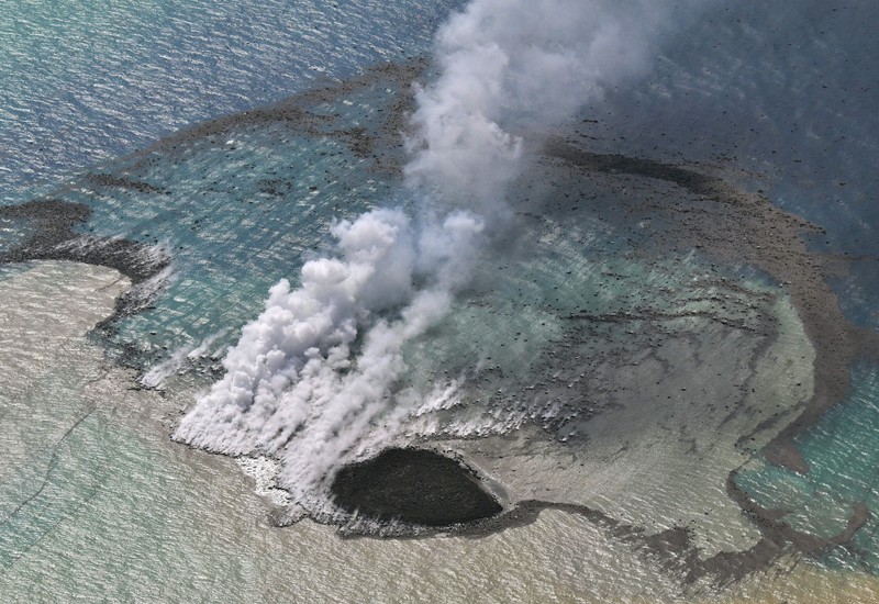 硫黄島の新島「陸地、ほぼ見られず」 波の浸食が原因か | 毎日新聞