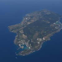 台湾から約110キロの距離にある日本最西端の与那国島＝沖縄県与那国町で2022年3月10日午後1時44分、本社機「希望」から