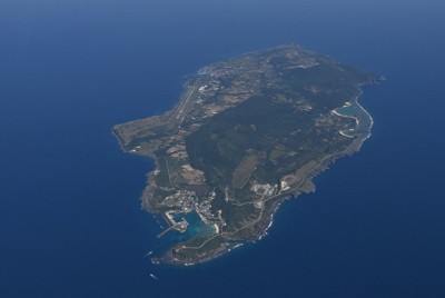 台湾から約110キロの距離にある日本最西端の与那国島＝沖縄県与那国町で2022年3月10日午後1時44分、本社機「希望」から