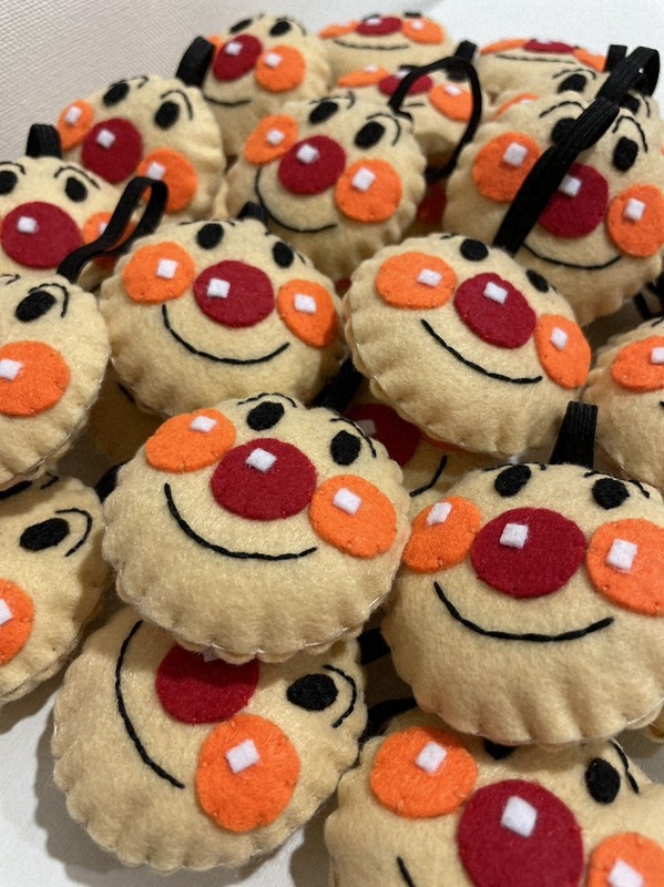 日本航空石川マネジャーの横田彩弥さんが手作りしたお守り。同学年がそろってから手渡すつもりだ＝本人提供