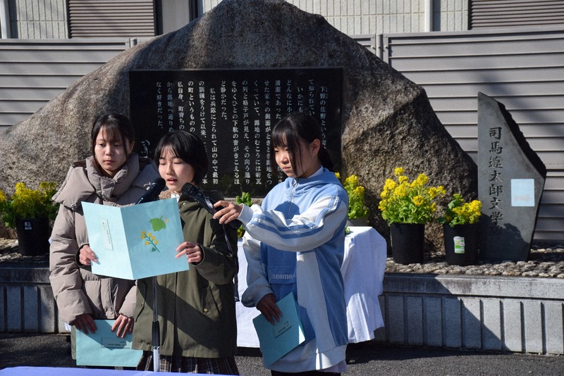 司馬遼太郎さんしのぶ「菜の花忌」 直筆はがきの初公開も 栃木 [写真