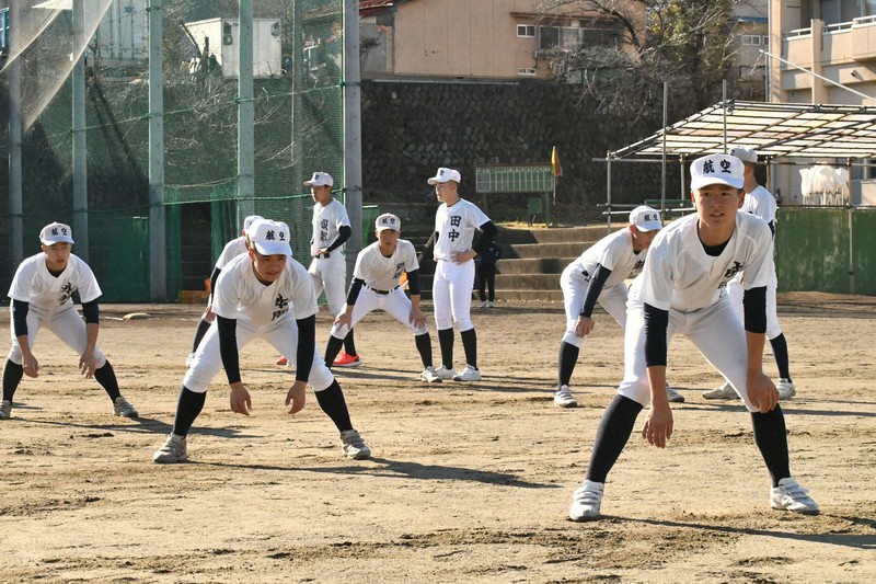走塁の動きを確認する日本航空石川の選手たち＝山梨県富士川町で2024年2月13日午後2時27分、石川裕士撮影