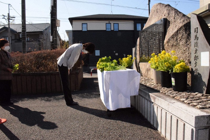 司馬遼太郎さんしのぶ「菜の花忌」 直筆はがきの初公開も 栃木 [写真
