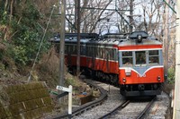 急勾配を上り下りし、観光客の人気が高い箱根登山鉄道の電車