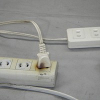 焼損した電源タップ＝川崎市宮前区の宮前消防署提供