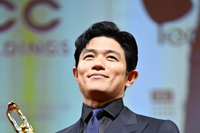 第78回毎日映画コンクールの表彰式でトロフィーを手にする男優主演賞の鈴木亮平さん＝東京都目黒区で2024年2月14日、前田梨里子撮影
