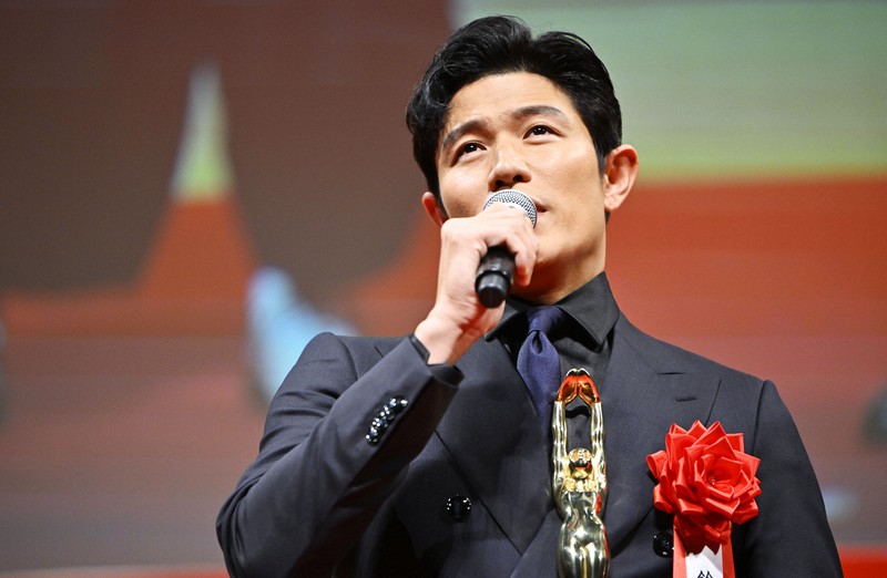 第78回毎日映画コンクールの表彰式であいさつする男優主演賞の鈴木亮平さん＝東京都目黒区で2024年2月14日、前田梨里子撮影