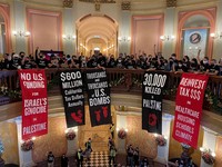カリフォルニア州の議会議事堂内で親パレスチナの抗議活動を行うユダヤ系グループのメンバーら＝2024年1月3日、筆者提供