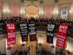 カリフォルニア州の議会議事堂内で親パレスチナの抗議活動を行うユダヤ系グループのメンバーら＝2024年1月3日、筆者提供