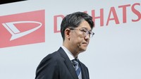 ダイハツ工業との共同記者会見を終え、会場を後にするトヨタ自動車の佐藤恒治社長＝東京都中央区で2024年2月13日、和田大典撮影