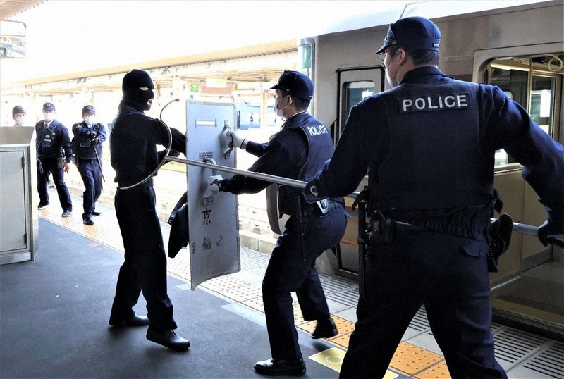 乗客の生命守る連携 JR福知山駅 職員と警察官訓練 ／京都 | 毎日新聞