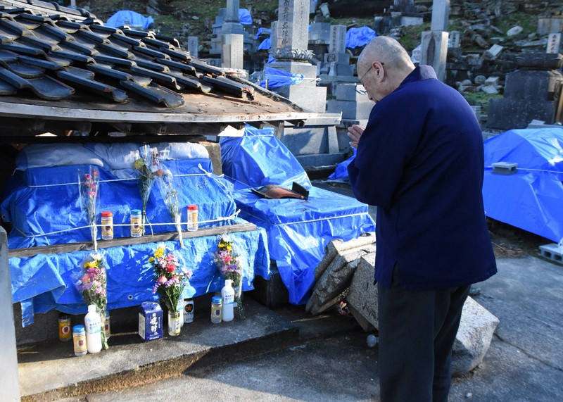 芥川賞作家・西村賢太さんの墓 能登半島地震で倒壊 法要できず | 毎日新聞