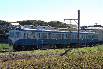 海に近い畑の間を縫うようにして走る銚子電鉄の列車＝千葉県銚子市で1月、古賀三男撮影