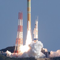 打ち上げに成功したH3ロケット2号機＝鹿児島県南種子町の種子島宇宙センターで2024年2月17日午前9時22分、吉田航太撮影