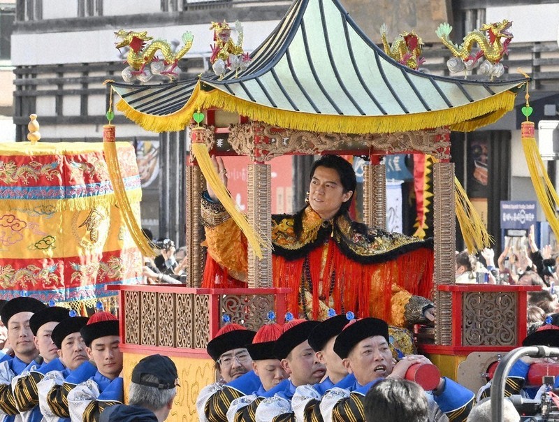 長崎ランタンフェス ましゃ皇帝、故郷に錦 「皇后」仲さんも | 毎日新聞