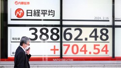 日経平均株価が上昇し、バブル時の最高値に近づいたことを示す電光掲示板＝東京都中央区で2024年2月16日、内藤絵美撮影