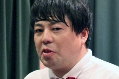 ライブでネタを披露する、飯めしあがれこにおさん＝本人提供