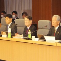 経団連の榊原定征名誉会長（右から2人目）が出席した防衛省の「防衛力の抜本的強化に関する有識者会議」の初会合＝東京都新宿区の同省で2024年2月19日午前10時33分、源馬のぞみ撮影