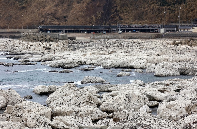 能登地震1．1：輪島の海・山・街、悲しみの爪痕 干上がった