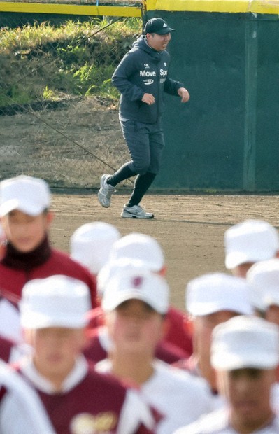 常総学院練習、記者が体験 入念なアップけが予防 寒空の下1時間、息も