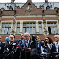 国際司法裁判所の前で取材に応じるパレスチナ自治政府のマルキ外相＝オランダ中部ハーグで2024年2月19日、ロイター