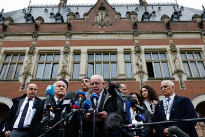 国際司法裁判所の前で取材に応じるパレスチナ自治政府のマルキ外相＝オランダ中部ハーグで2024年2月19日、ロイター