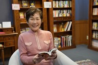 介護付き老人ホームの「クラーチ溝の口」の図書室で談笑する和田いく美さん＝川崎市で2024年2月7日、山口敦雄撮影
