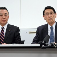 会談後に記者会見する自民党の渡海紀三朗政調会長（右）と公明党の高木陽介政調会長＝衆院第2議員会館で2024年2月21日午後4時51分、竹内幹撮影