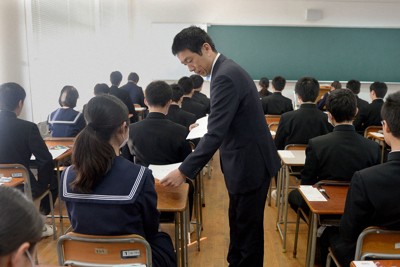 重い生理の症状に苦しむ生徒にとっては他の受験生と比べると不利になる可能性も＝福岡市内で2016年3月8日、津村豊和撮影