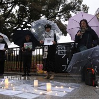 広島市と広島市議会に声明や決議など早急な行動を求める署名を始めると発表する「広島パレスチナともしび連帯共同体」のメンバー＝広島市中区の原爆ドーム前で2024年2月21日午後5時38分、矢追健介撮影