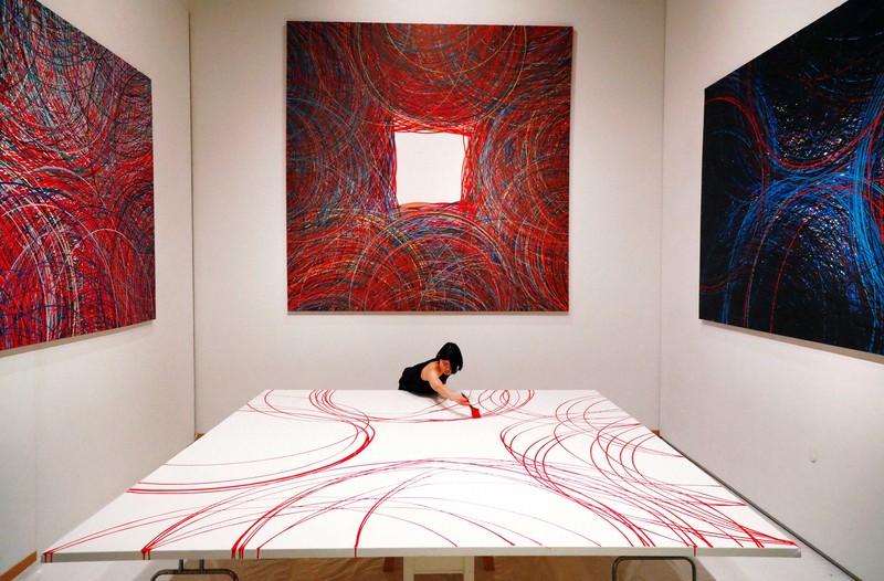 色とりどりの弧と「空白」描く 「咲くやこの花賞」國久真有さん個展