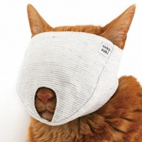 猫用の爪切り補助具「もふもふマスク」。目隠しをされるとおとなしくなる猫の習性を活用しているという＝クロス・クローバー・ジャパン提供