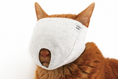 猫用の爪切り補助具「もふもふマスク」。目隠しをされるとおとなしくなる猫の習性を活用しているという＝クロス・クローバー・ジャパン提供